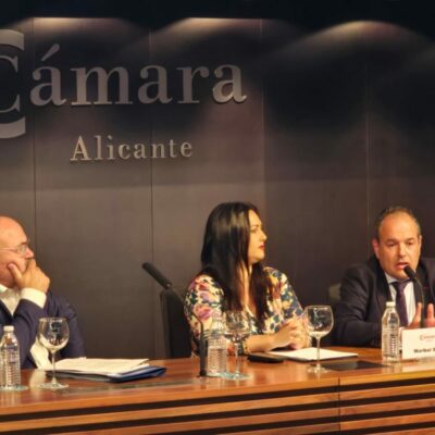Dña. Maribel Sáez, directora general de Comercio, Artesanía y Consumo. y D. Carlos Baño, presidente de la Cámara de Comercio de Alicante, en la clausura de la presentación.